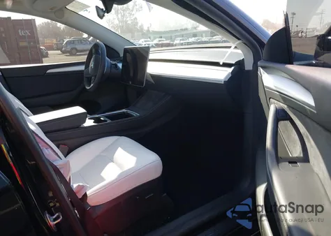 2025 Tesla Model Y Long Range Dual Motor All-Wheel Drive z USA, uszkodzony, nr VIN 7SAYGDED9SF278016